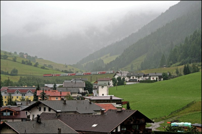 Da das Wetter einfach nicht besser werden wollte, wurde anstelle der bekannten Fotokurve ein anderer Fotopunkt aufgesucht. 1144 226 schiebt den R 5206 bei St.Jodok zum Brenner. (07.07.2008)
