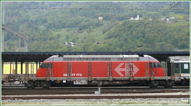 Da wird kein Re 460 Lokkasten transportiert, sondern es die Zuglok eines IR, die sich hibnter einem Rs versteckt. ber dem Bahnhof von Landquart thront die Kirche von Mastrils. (05.05.2009)