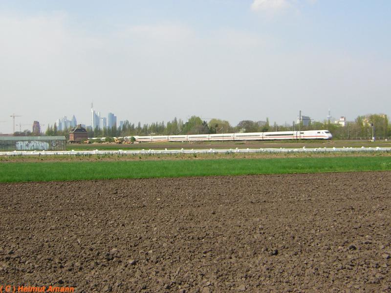 Da, wo Frankfurt am Main lndlich ist - trotz Hochhauskulisse im Hintergrund: Ein ICE 1 am 15.04.2005 auf der Fahrt in Richtung Fulda bei den Feldern in Frankfurt am Main - Oberrad, hier gibt es noch Landwirtschaft mitten in Frankfurt.