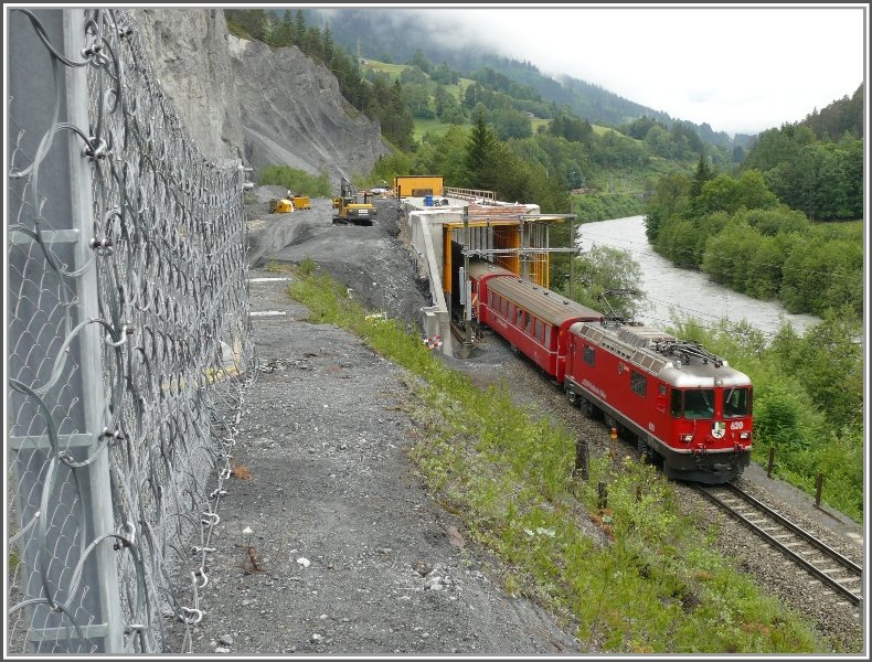 Da wo sich vor mehr als einem Jahr der Unfall mit der Ge 4/4 632  Zizers  ereignete, wird immer noch krftig an der Sicherung der Strecke gebaut. Die eingestrzte Galerie wurde verlngert und geht der Fertigstellung entgegen. Steinschlagnetze schtzen weitere Abschnitte. Soeben verlsst Ge 4/4 620  Zernez  die Galerie bei Valendas-Sagogn. (07.06.2008)