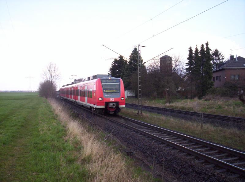Da ist wohl jemand Fussballfan der Mannschaft  Aachen . Dieser 425 hat im F�hrerstand einen Aachenschal liegen. 425 083 bei der einfahrt als RB33 in Herrath auf dem Weg nach Aachen Hbf. 04.04.2006