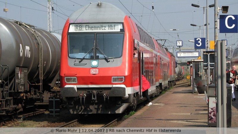 DABpbzf 762 steht mit RB nach Chemnitz in Elsterwerda.