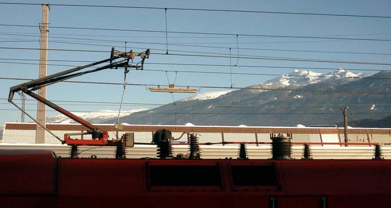 Dachlandschaft um den Stromabnehmer der 1116-191-6 im Bahnhof Innsbruck, im Hintergrund der Glungezer, 5.2.2005