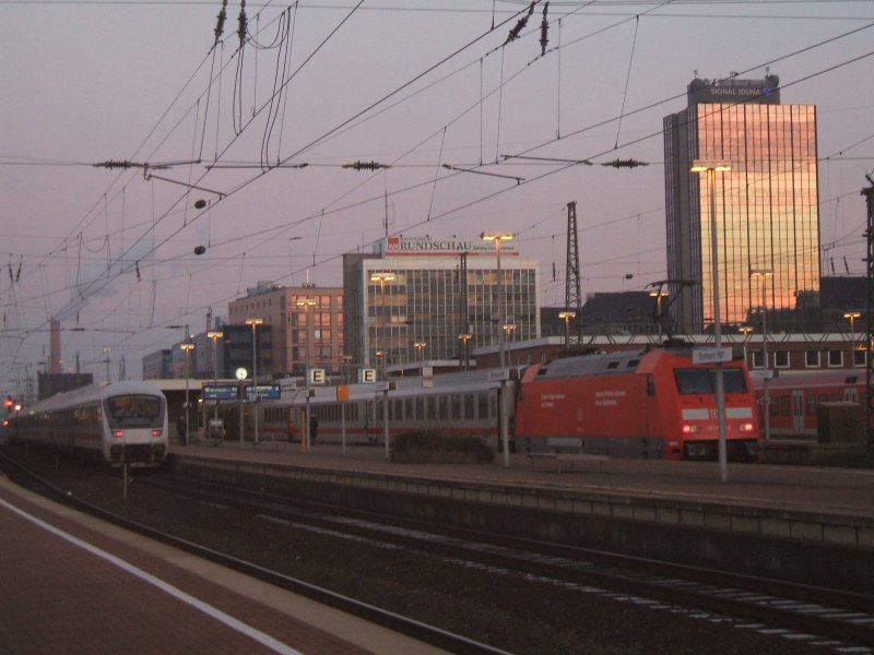 Dmmerung im Dortmunder Hbf.,Gleis 10 der IC 2045 nach Leipzig,
rechts Gleis 8 , der IC 2112 nach HH - Altona.(16.12.2007)