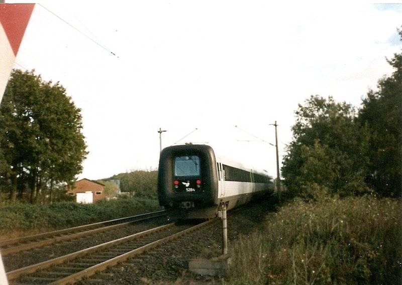 Dnischer IC3-Triebwagen 5284 im Oktober 2003 auf dem Weg Richtung Dnemark aufgenommen an der Strecke Hamburg-Neumnster am B Quarnstedt. 