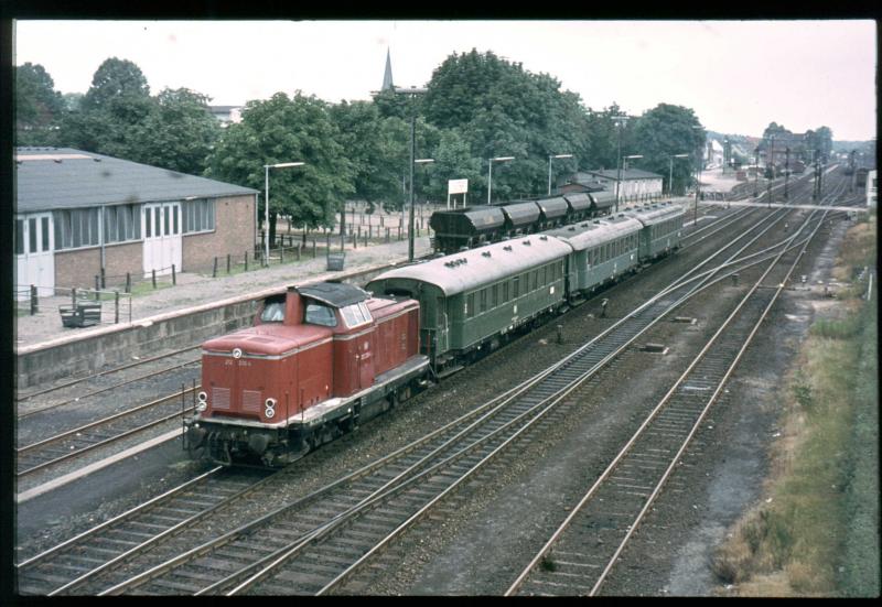 Damals 1969 ging ein Aufsthnen durch die wartenden Fotografen schon wieder so ein Dieselschwein, heute wren wir alle froh noch einmal eine solche Garnitur wie damals in Lingen/Ems vor die Linse zu bekommen.