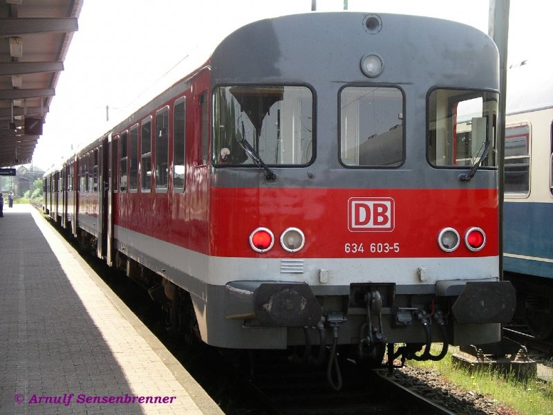 Damals in Emden:
Dieseltriebzug 634 658 + 634 603.
29.05.2004 Emden-HBf