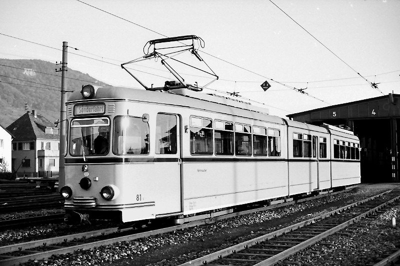 Damals der  letzte Schrei  bei der OEG: Triebwagen 81 (Rastatt 1963) in Schriesheim (30. Oktober 1965)