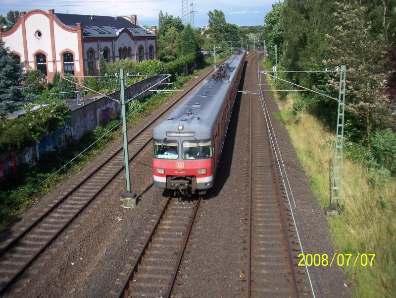 Damals noch im alltglichen Einsatz auf der S7 ET 420 als Doppeltraktion. Hier zwischen Dsseldorf Eller Mitte- Dsseldorf Eller. Heute verdrngt von der neue S-Bahngenaration Et 422. Hier 