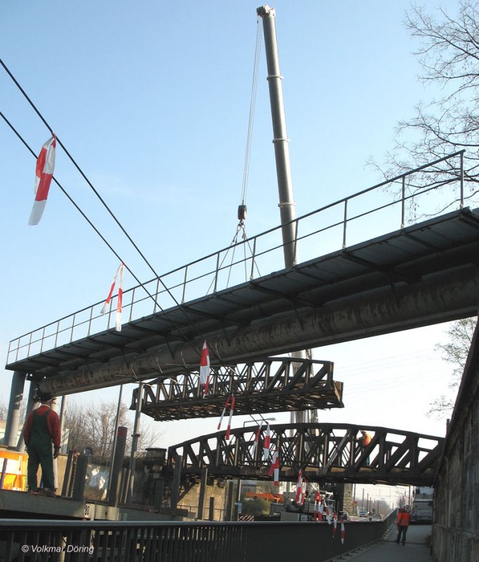 Damit fr die Straenbahn die Normhhe der Oberleitung hergestellt werden kann wurde am 31.03.2007 die Eisenbahnbrcke ber die Freiberger Strae in Dresden demontiert.
