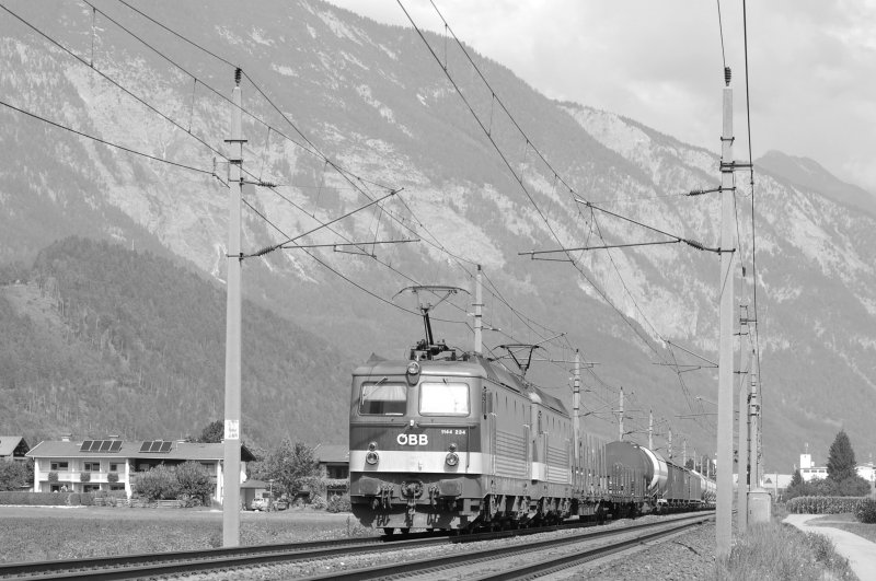Damit keinerlei Farben von der Schnheit der Berge und der beeindruckenden Form der beiden 1144er (angefhr von 1144 234), die ihren KLV-Zug zum Brenner ziehen, ablenken gibt es diese Bild nur in schwarz-wei. Aufgenommen bei Kilometer 49 der Unterinntalbahn, kurz hinter Schwaz.