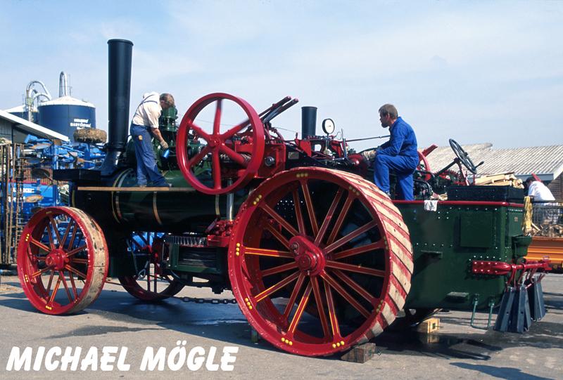 Dampf, aber nicht auf der Schiene. Anheizen eines betriebsfhigen Dampfpfluges fr ein Schaupflgen an der Universitt Hohenheim (2000). Standort heute -Deutsches Landwirtschaftsmuseum Hohenheim-. Hersteller A. Heuke Dampfpflug Lokomotiv Fabrik Gatersleben Baujahr 1911.