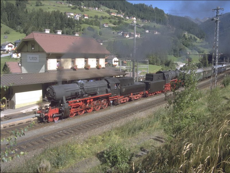  Dampf am Arlberg  Sonderzug mit 23 058 und 52 7596 als Vorspann in Flirsch (Archiv P.Walter)