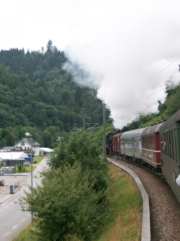 Dampf auf der Murgtalbahn am 6. Juni: Blick auf den Zug vom Zug aus aufgenommen (kurz vor dem Bahnhof Schnmnzach) 6. Juli 2008