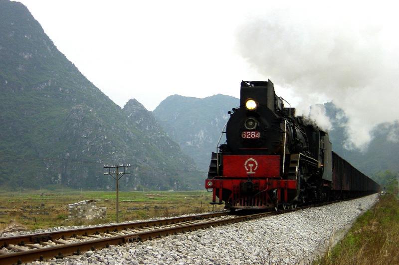 Dampf und Berge, JS 8284 inmitten der sdchinesischen Karstlandschaft (von Hechi kommend), Dezember 2002