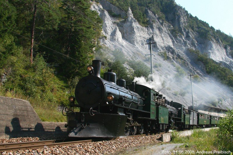 Dampf-Doppeltraktion mit G 4/5 108  ENGIADINA  und 107  ALBULA  am 31. August 2008 in der Rheinschlucht bei Trin. (Weitwinkelaufnahme)
