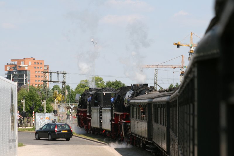 Dampf im Friesland

Am 24. und 25. mai 2008 hatte das spektakel Dampf im Friesland statt. Hier fahrt die Zug im Apeldoorn ein um die lange Reise nach die Frieslandse Provinzhauptstadt Leeuwarden zu machen.
Gezogen wirdt dem zug vom 23-076 ( vorn ) und 23-071 ( hinter )
