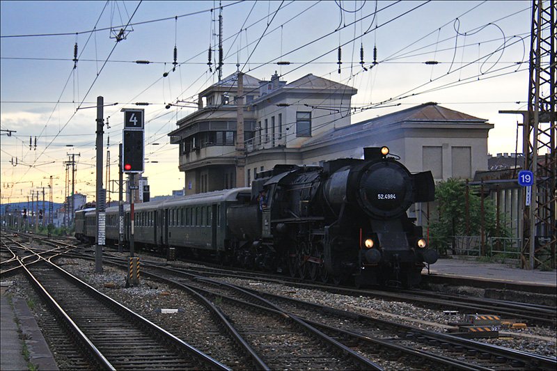 Dampf-Tfz 52.4984 'Eberhard' dampfte am 07. Juni 2009 am Vormittag mit dem Sdz R 16281 nach Mrzzuschlag und am frhen Abend wieder nach Wien. Mit dem Sdz R 16282 konnte ich die Dampflok in den  noch vorhandenen  Wiener Sdbahnhof ablichten. Als Schiebelok diente die grne 1010.10, welche sich glcklicherweise am Zugschluss dieser Garnitur befand.