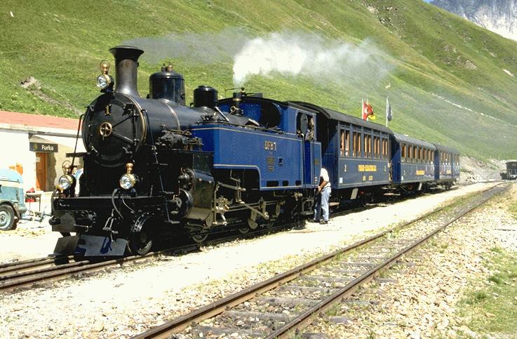 Dampfbahn Furka Bergstrecke,Zug mit Lok No.1 in der Station Furka(2163m .M.)