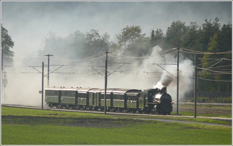 Dampfextrazug 9259 aus Sumvitg-Cumpadials nebelt das Churer Rheintal bei Felsberg ein. (05.10.2008)