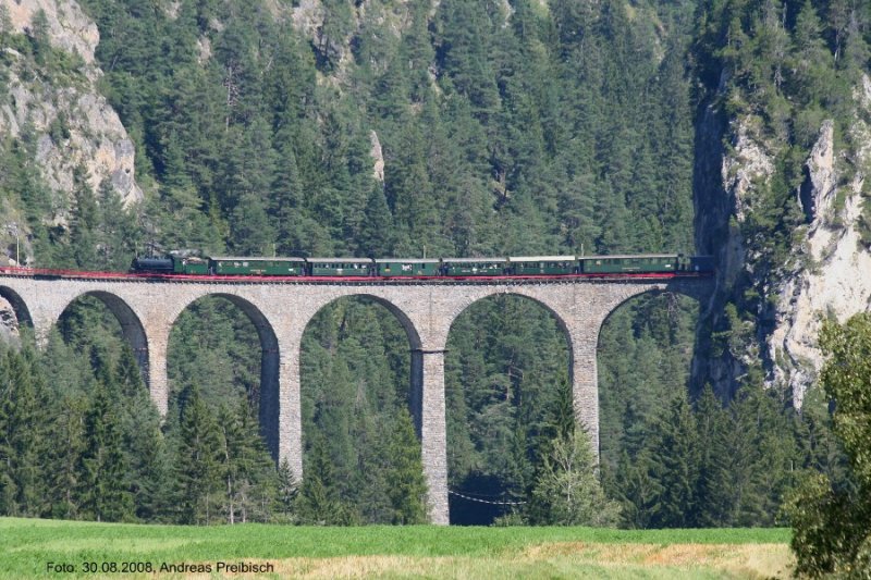 Dampfextrazug auf dem Landwasserviadukt bei Filisur mit G 4/5 108  ENGIADINA  am 30. August 2008.