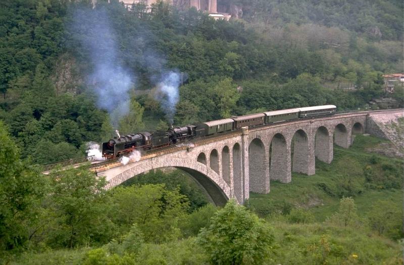 Dampfextrazug im Mai 1989 mit 06-018 und 03-002 auf der Wocheinerbahn,hier auf der Salcanobrcke(Mit 85m die weltgrsste Steinbogenbrcke)zwischen Jesenice und Wochein.Der letzte Wagen ist der ehem.Pressewagen,Sal-Presse 4-37 vom Reichspressechef O.Dietrich und war im Regierungszug A.H.eingestellt.(Archiv P.Walter)