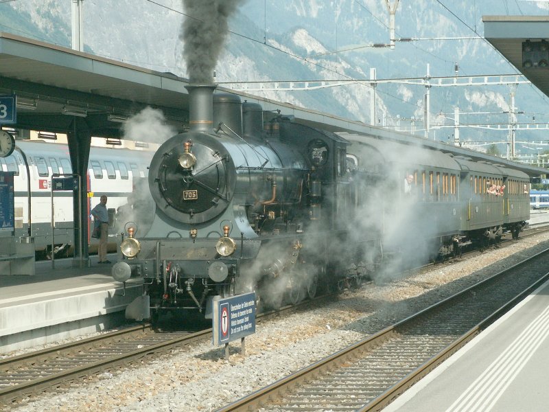 Dampfextrazug mit A 3/5 705 am 05.07.08 im Bahnhof Sargans/SG