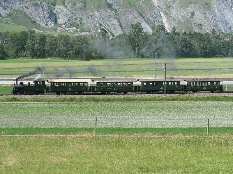 Dampfextrazug mit G 3/4 Nr. 1  Rhtia  + A1102 + B2138  Filisurer Stbli  + B2060 + C2012 auf dem Weg zum Bahnhofsfest nach Bonaduz am 9.6.2007 zwischen Chur und Domat/Ems.