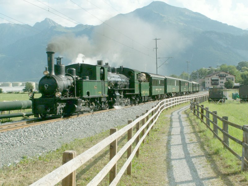 Dampfextrazug mit Vorspannlok G 3/4  Rhtia  vor der G 4/5 Nr.107
zum Bahnhofsfest nach Bonaduz bei Igis. 10.06.07