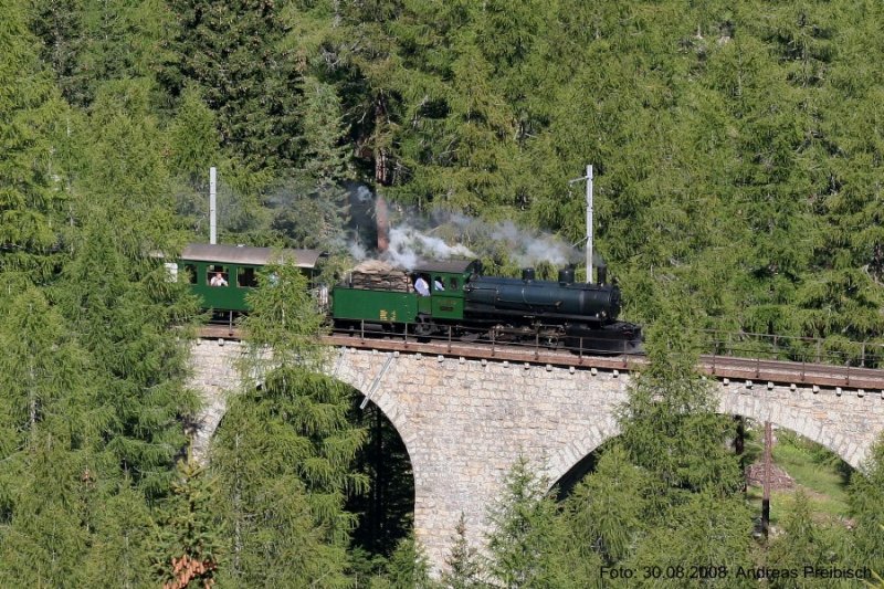 Dampfextrazug von St. Moritz nach Chur mit G 4/5 108  ENGIADINA  bei der berfahrt ber den Albulaviadukt III am 30.08.2008.