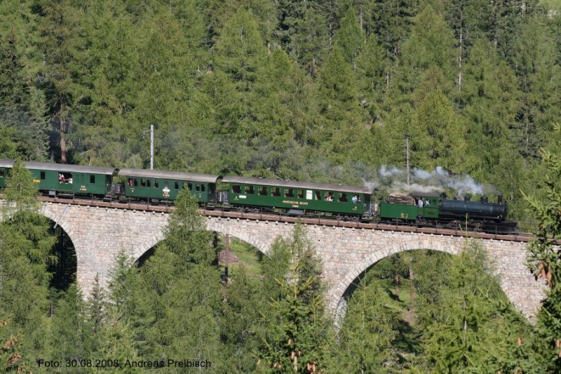 Dampfextrazug von St. Moritz nach Chur mit G 4/5 108  ENGIADINA  bei der berfahrt ber den Albulaviadukt III (Lnge: 137m)am 30.08.2008.