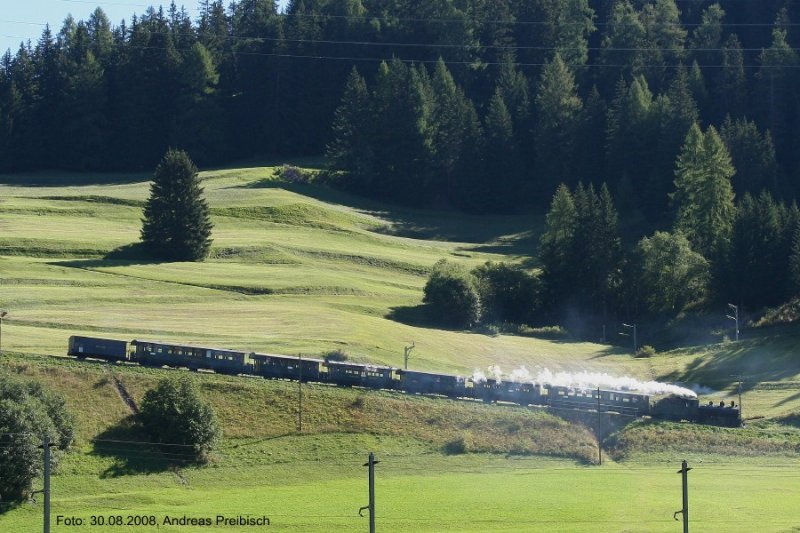 Dampfextrazug von St. Moritz nach Chur am 30.08.2008 auf der mittleren Ebene oberhalb von Bergn. (G 4/5 108  ENGIADINA  + B2246 + B2060 + D4052  Rhtia-Stbli  + B2138  Filisurer-Stbli  + A1102 + B2245 + K5615)
