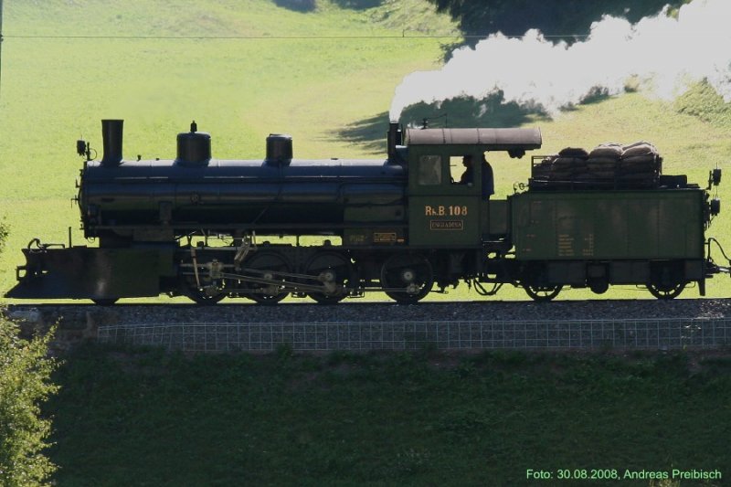 Dampfextrazug von St. Moritz nach Chur am 30.08.2008 auf der unteren Ebene oberhalb von Bergn. (Eigentlich wollte ich das Bild erst gar nicht einstellen, aber das Licht-, + Schattenspiel gefiel mir recht gut.)
