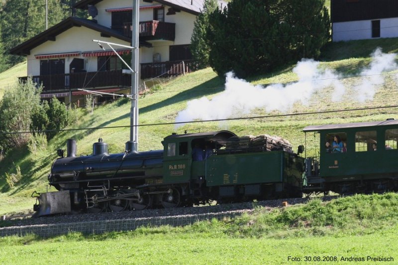 Dampfextrazug von St. Moritz nach Chur am 30.08.2008 auf der unteren Ebene von Bergn kurz vor der Bahnhofseinfahrt.