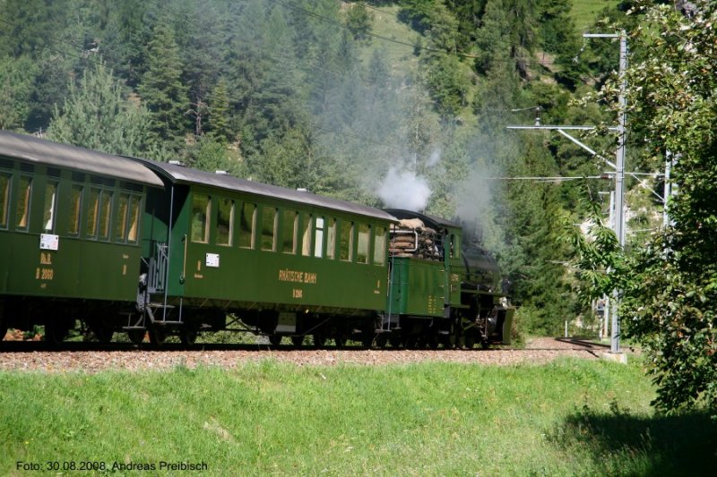 Dampfextrazug von St. Moritz nach Chur mit G 4/5 108  ENGIADINA  unterhalb der  Ruine Greifenstein  kurz vor dem Bahnhof Filisur am 30.08.2008.