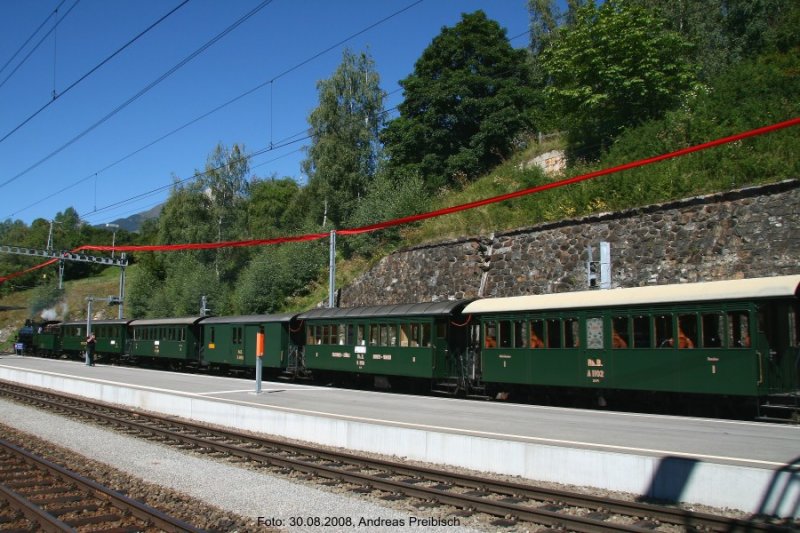 Dampfextrazug von St. Moritz nach Chur mit G 4/5 108  ENGIADINA  und 7 angehngten Wagen unterschiedlichster Baujahre. (Filisur 30.08.2008)