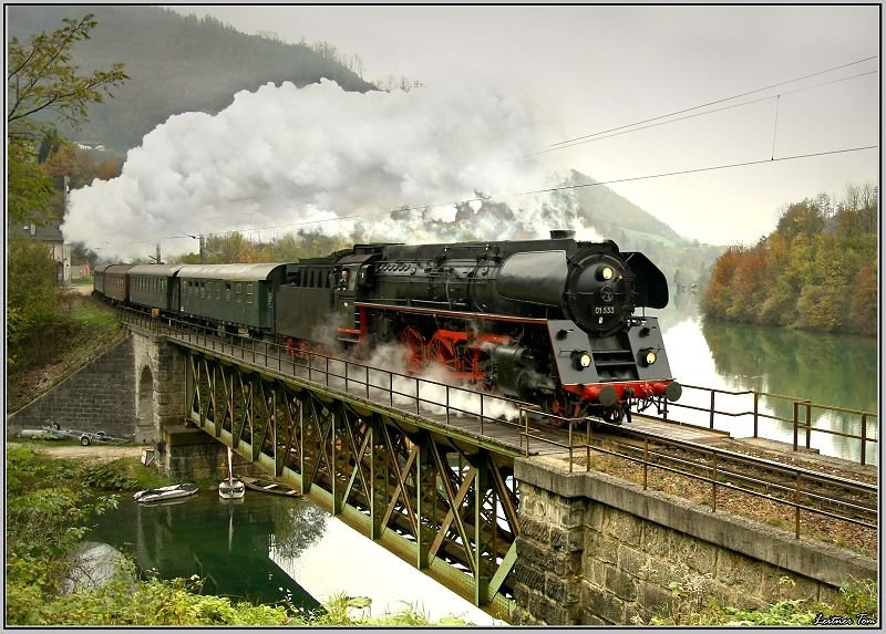 Dampflok 01.533 der GEG fhrt mit Sonderzug 16749 von Salzburg nach Eisenerz.Die Brcke in Trattenbach ist sicher eine der Paradestellen auf der ehem. Kronprinz Rudolfsbahn.
25.10.2008