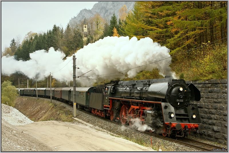 Dampflok 01.533 der GEG fhrt mit Sonderzug 16749 von Salzburg nach Eisenerz.Des weiteren kamen bei dieser Fahrt auch noch die Triebfahrzeuge 1110.522 und 1080.01 zum Einsatz.
Hieflau 25.10.2008