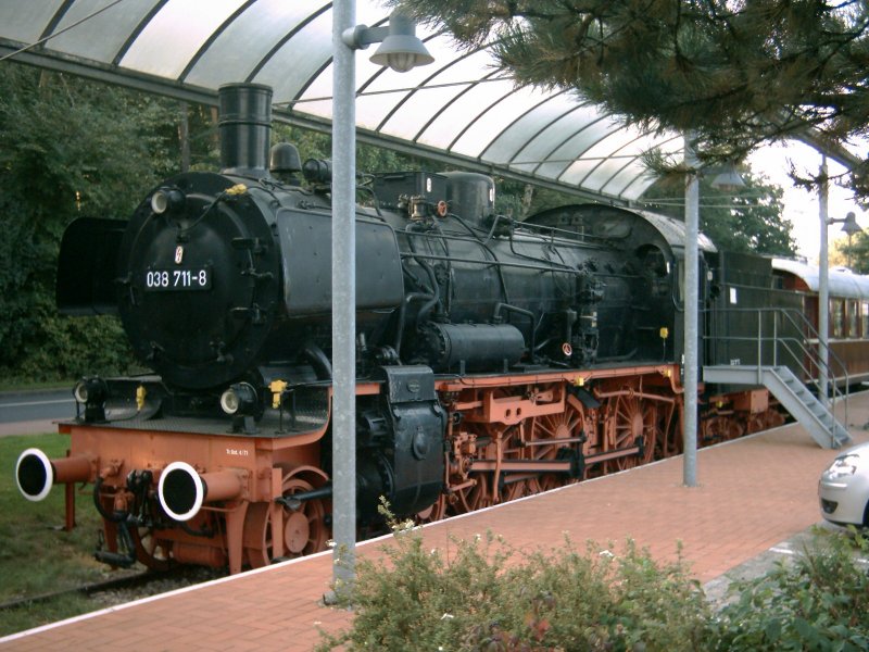 Dampflok 038 711-8 abgestellt in Berenbostel beim Wohnpark Mbel-Hesse um den  Mozart-Express  (sterreichisches Restaurant) aus ehemaligen Mitropa-Speisewagen zu ziehen. 19.09.2006