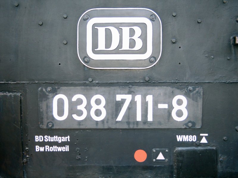 Dampflok 038 711-8 abgestellt in Berenbostel beim Wohnpark Mbel-Hesse um den  Mozart-Express  (sterreichisches Restaurant) aus ehemaligen Mitropa-Speisewagen zu ziehen. 19.09.2006