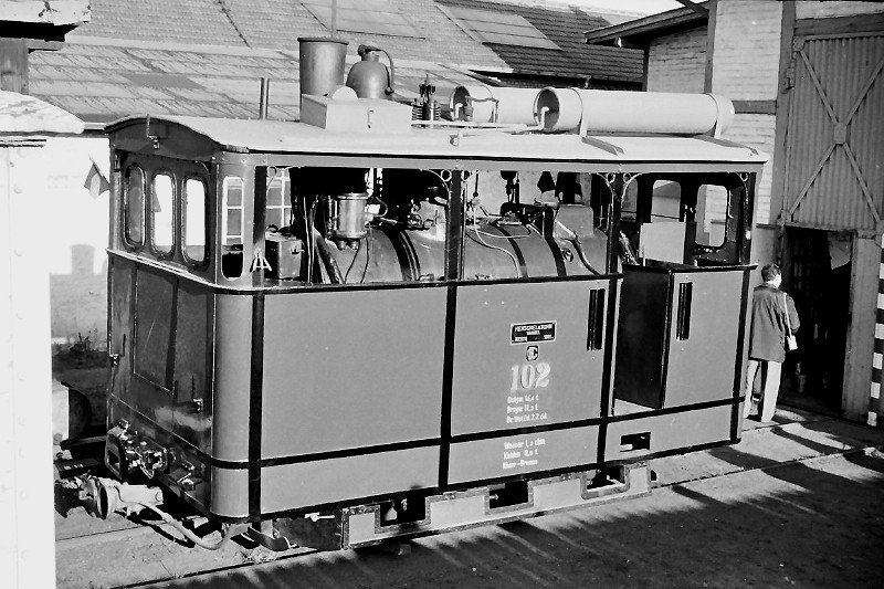 Dampflok 102 (Henschel 3618/1891) in Edingen (30. Oktober 1965). Die Lok war zum Zeitpunkt der Aufnahme sogar noch betriebsfähig.