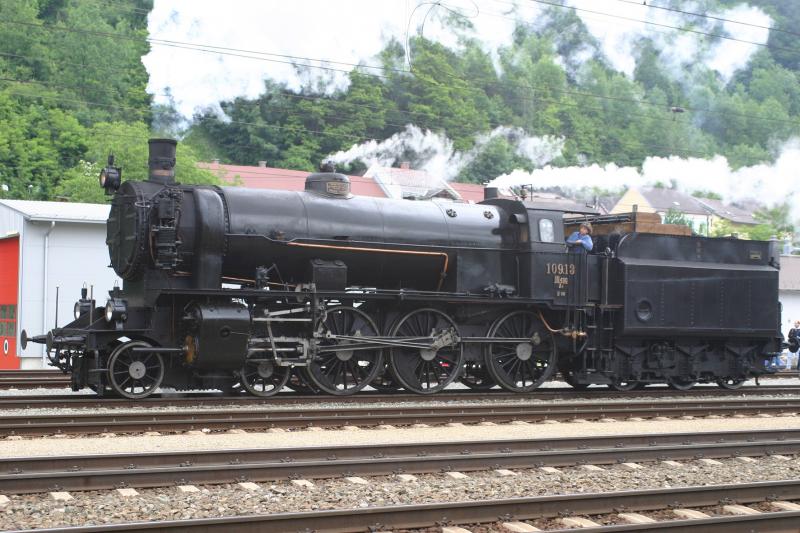 Dampflok 109.13 anlsslich einer Sonderfahrt im Bahnhof Gloggnitz. (12.6.2005)