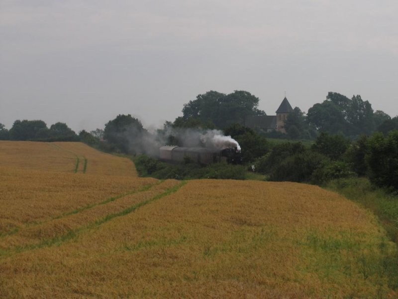 Dampflok 1916 (Angelner Dampfeisenbahn) mit Dampfzug zwischen  Kappeln und S�derbrarup bei Rabenkirchen am 24-6-2007. 