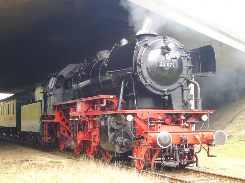 Dampflok 23-071 wartet auf  Sinterklaas, die niederlandische version vom Weihnachtsman, die am 5. december geburtstag feiert 