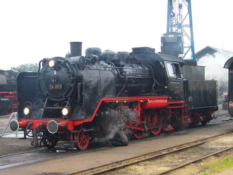 Dampflok 24-009 im Ausland. Sie ist Gastok zum feierung der 75 jahriges Jubileum der NVBS. Hier steht sie im Bahnwerk Beebergen bei der Bekohlungsanlage