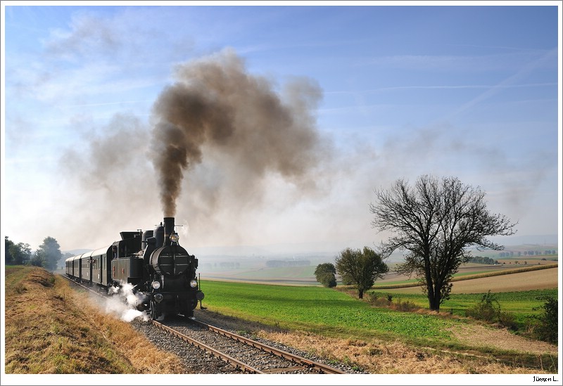 Dampflok 30.33 unterwegs nach Ernstbrunn. Mollmannsdorfer Berg, 27.9.2009.