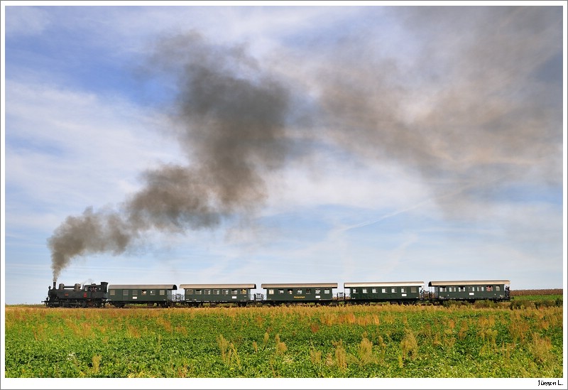 Dampflok 30.33 unterwegs nach Ernstbrunn. Mollmannsdorfer Berg, 27.9.2009.