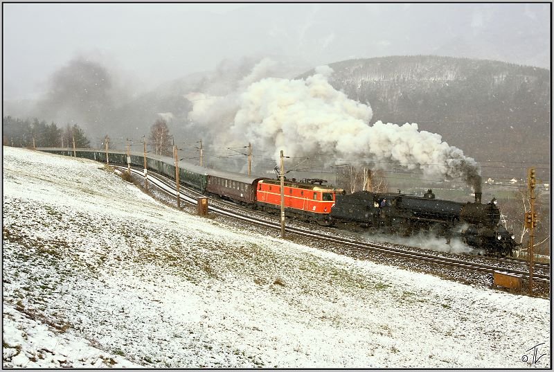 Dampflok 310.23 & E-Lok 1044 040 fahren mit dem Sonderzug 16801 von Wien Sd nach Mrzzuschlag zum Mrzer Christkindlmarkt.
Eichberg 8.12.2008