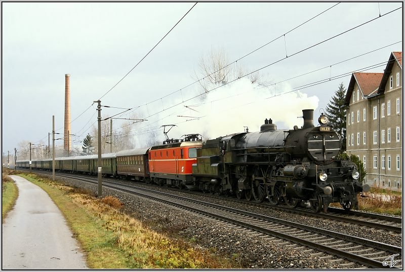 Dampflok 310.23 & E-Lok 1044 040 fahren mit dem Sonderzug 16801 von Wien Sd nach Mrzzuschlag zum Mrzer Christkindlmarkt.
Gloggnitz 8.12.2008