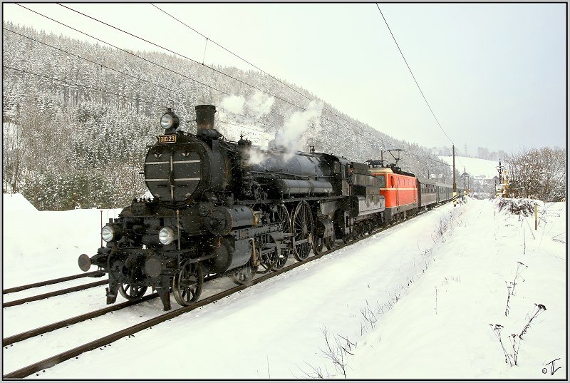 Dampflok 310.23 & E-Lok 1044 040 fahren mit dem Sonderzug 16801 von Wien Sd nach Mrzzuschlag zum Mrzer Christkindlmarkt.
Mrzzuschlag 8.12.2008